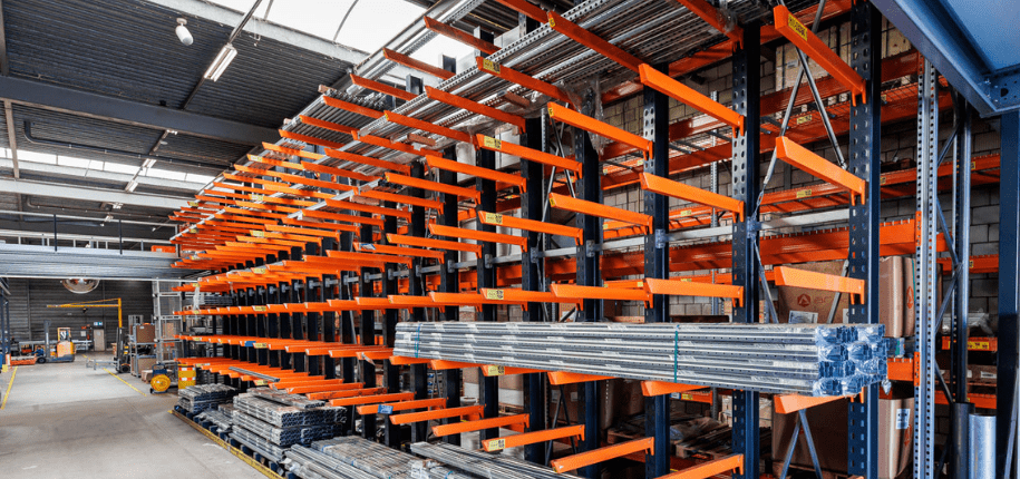 einseitiges Kragarmregal im Lager