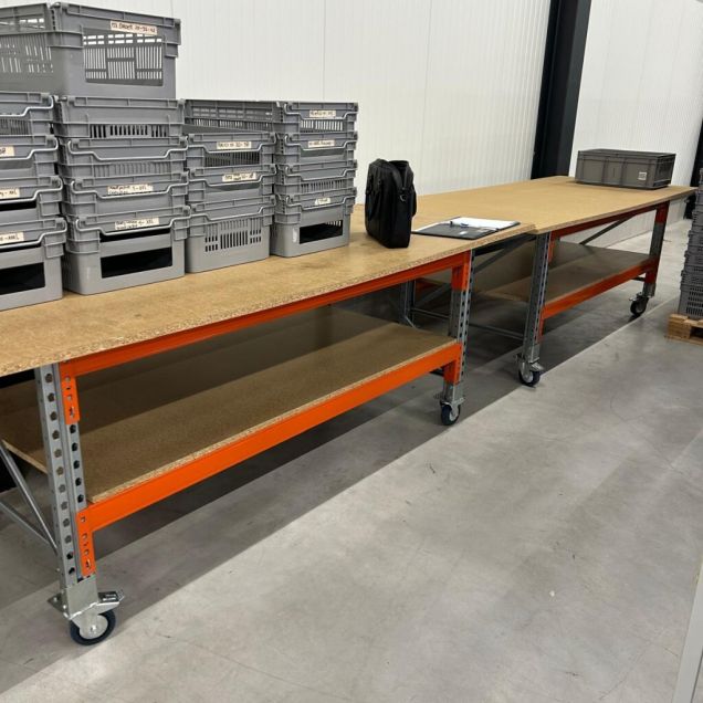 2 gebrauchte doppellagige Verpackungstische auf Rollen 2680x1100x940 mm (lxdxh)