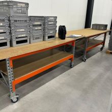 2 gebrauchte doppellagige Verpackungstische auf Rollen 2680x1100x940 mm (lxdxh)